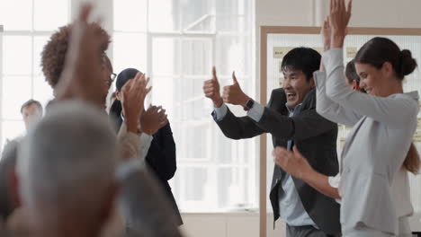 personas de negocios felices celebrando victorias corporativas exitosas colegas de alto cinco en la reunión de la oficina disfrutando del éxito ganador