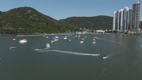 Yachten-Und-Jetskis-In-Der-Nähe-Von-Balneário-Camboriú,-Santa-Catarina---Luftdrohnenaufnahme