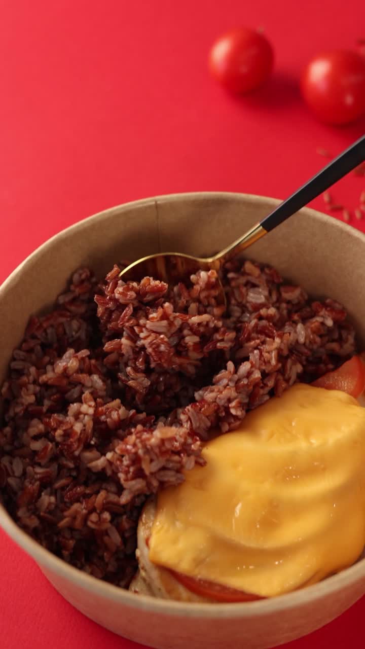 pollo y queso con arroz rojo