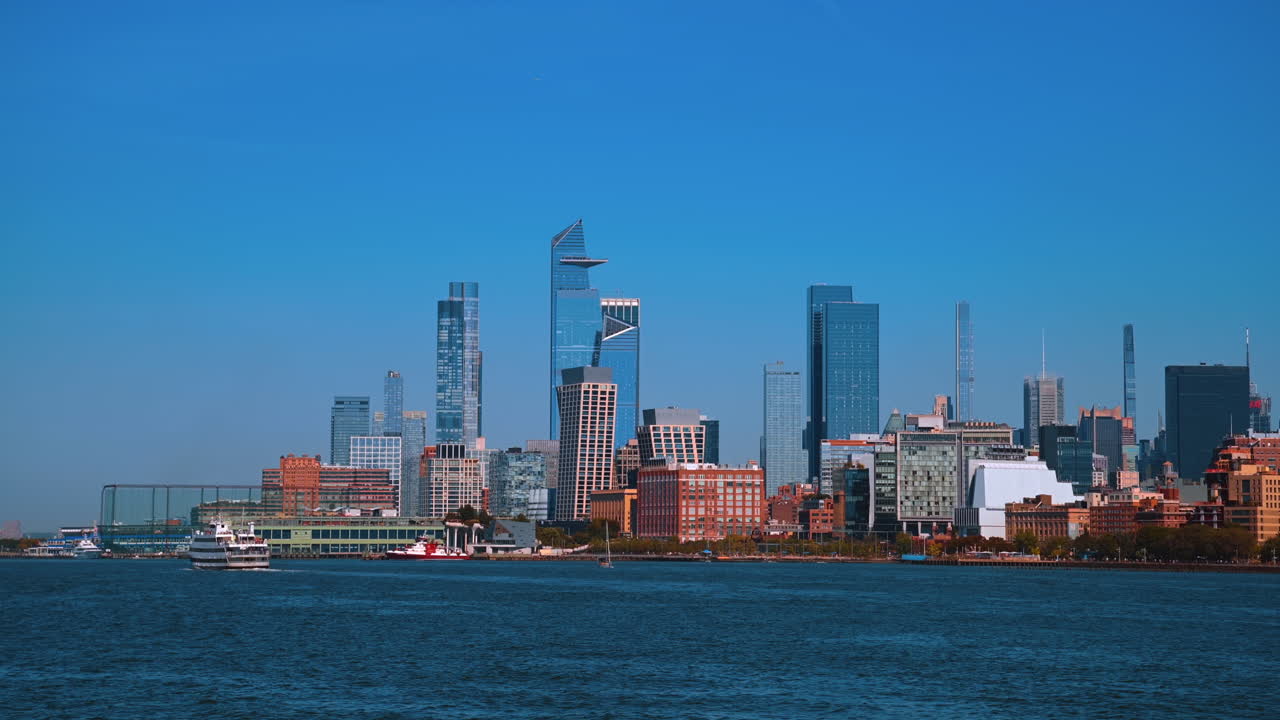 Vista dello skyline di Manhattan dall'Hudson River. Ampia veduta di Hudson Yards e delle torri di Midtown dall'Hudson River