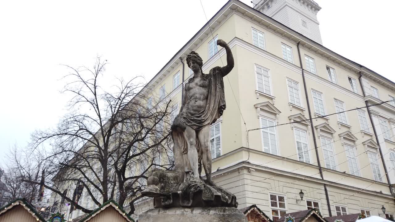 La fontana con la figura di Anfitrite. Statua di Anfitrite nella piazza del mercato Rynok di Leopoli. Le sculture rappresentano una delle quattro figure mitologiche greche. Ucraina