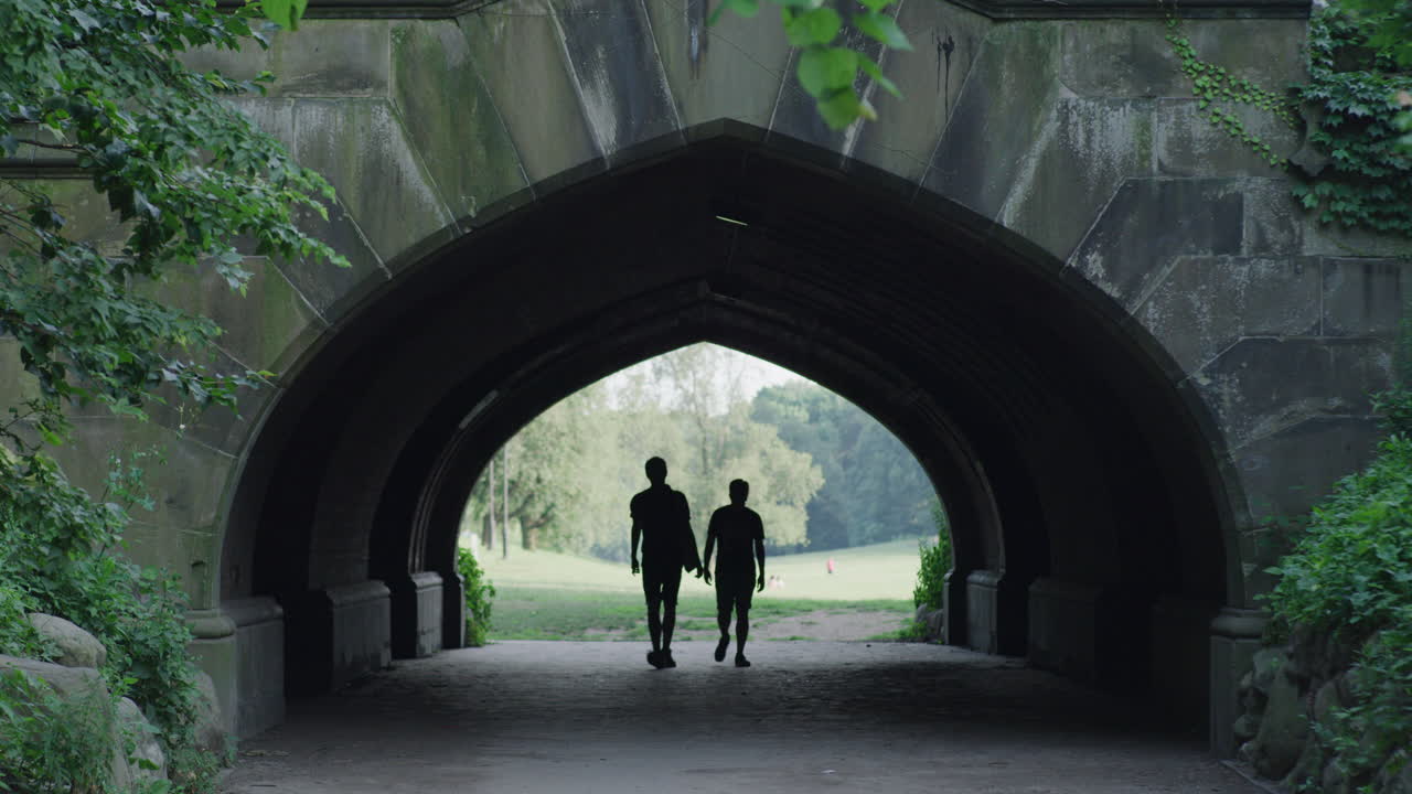 한 사람이 뉴욕 브루클린의 전망 공원에서 터널을 통과합니다.