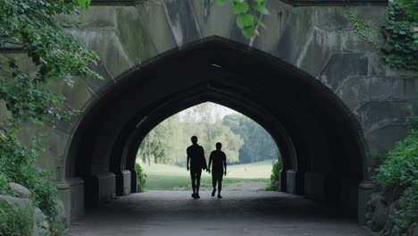 Eine-Person-Geht-Durch-Einen-Tunnel-Im-Prospect-Park-In-Brooklyn,-Ny