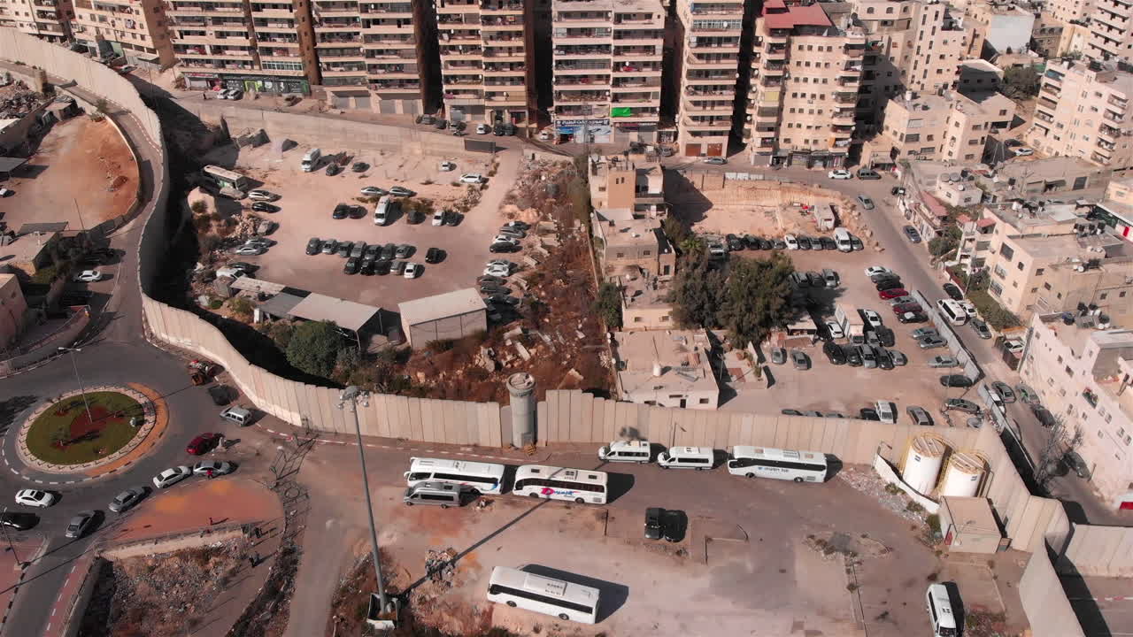 Filmato aereo di una torre di guardia dell'esercito e di un muro di cemento che divide Israele e Palestina