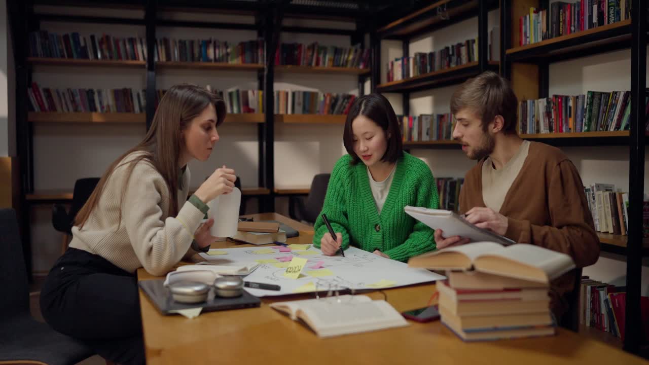 estudiantes que colaboran en la biblioteca