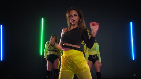 mujeres bailando con luces de neón