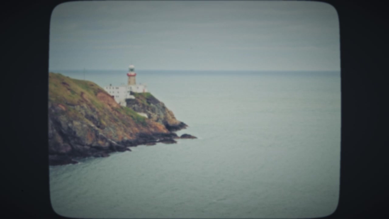 Faro costiero sul bordo della scogliera