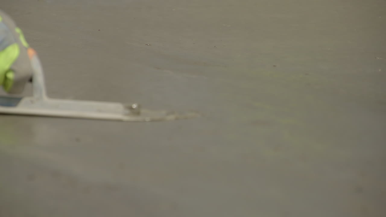 콘크리트 흙손으로 젖은 시멘트를 손으로 부드럽게 - 슬로우 모션