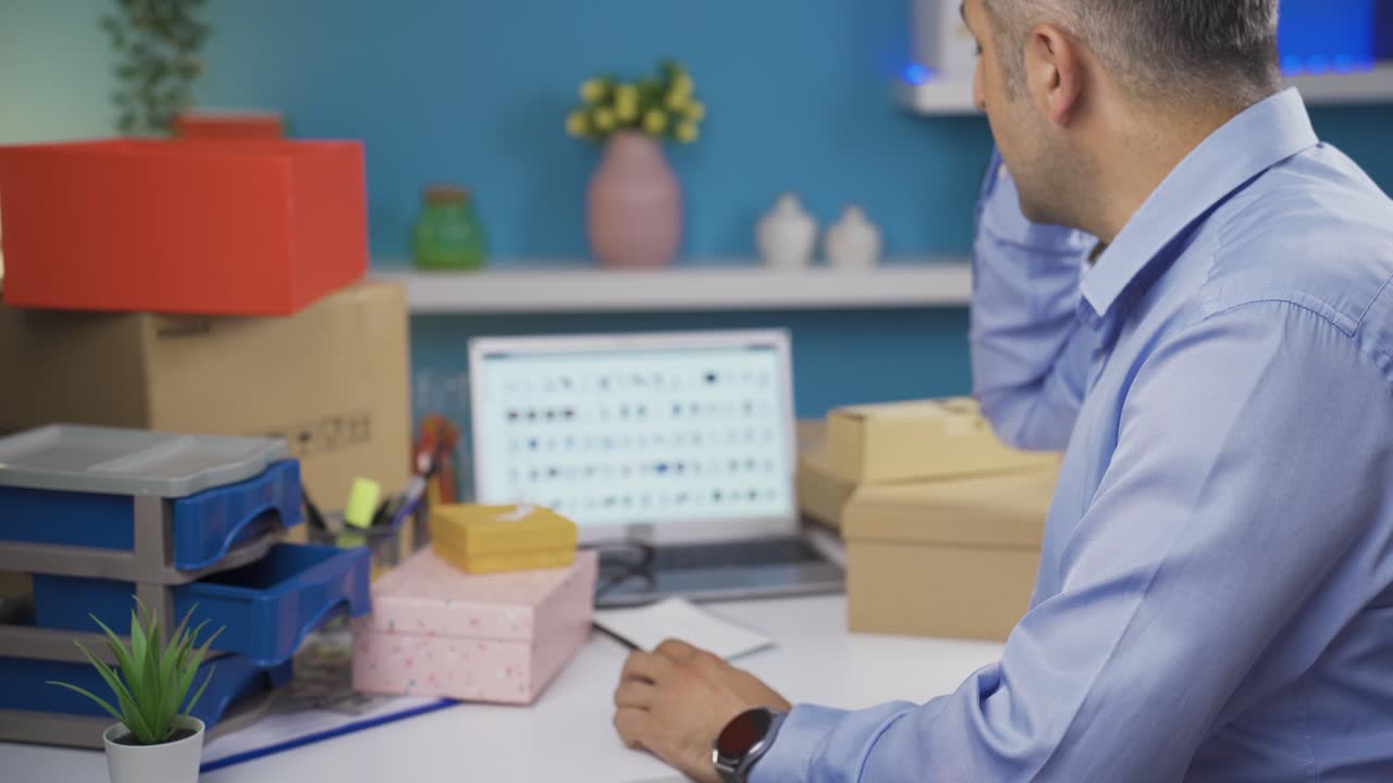 empresario de comercio electrónico hablando con su cliente por teléfono.