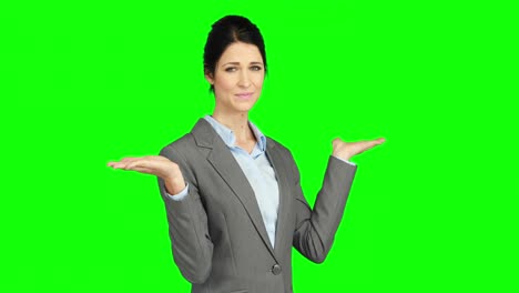 mujer de negocios presentando algo bonito