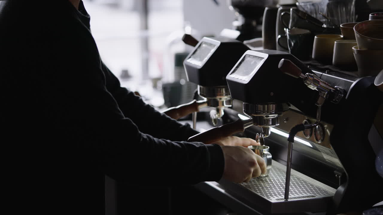barista preparando café