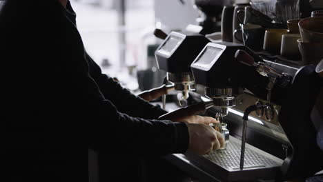barista preparando el café