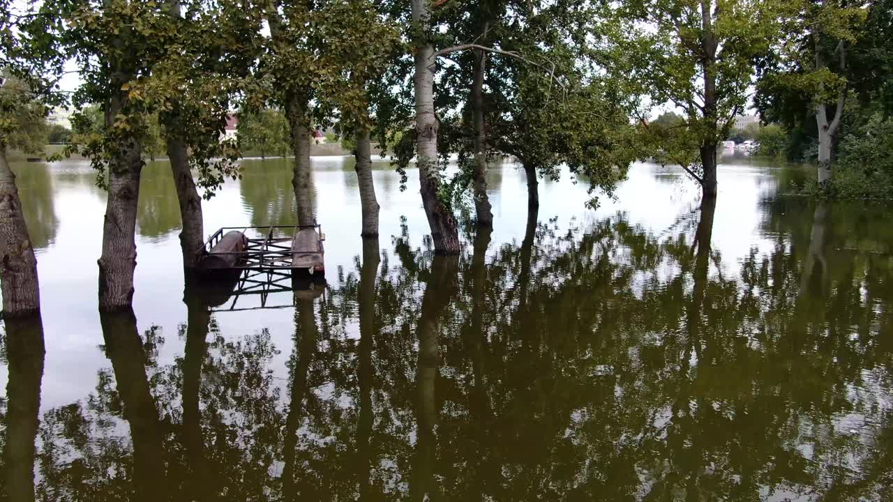 Flood mitigation in Baja, mobile dam deployed on Danube for added protection