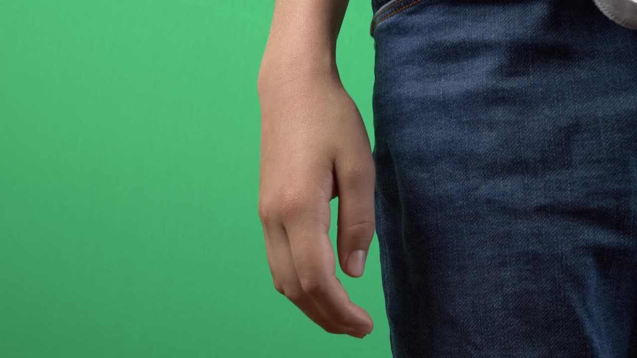 십대는 긴장감으로 주먹을 고, 소년은 스트레스를 받고 긴장하고, 가까운 손의 몸짓, 감정, 분노, 갈등, 어려움.