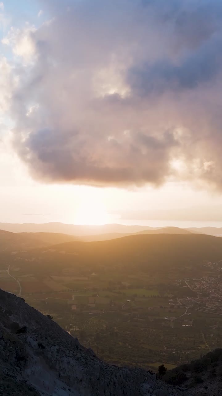 vista del atardecer desde la cima de la montaña