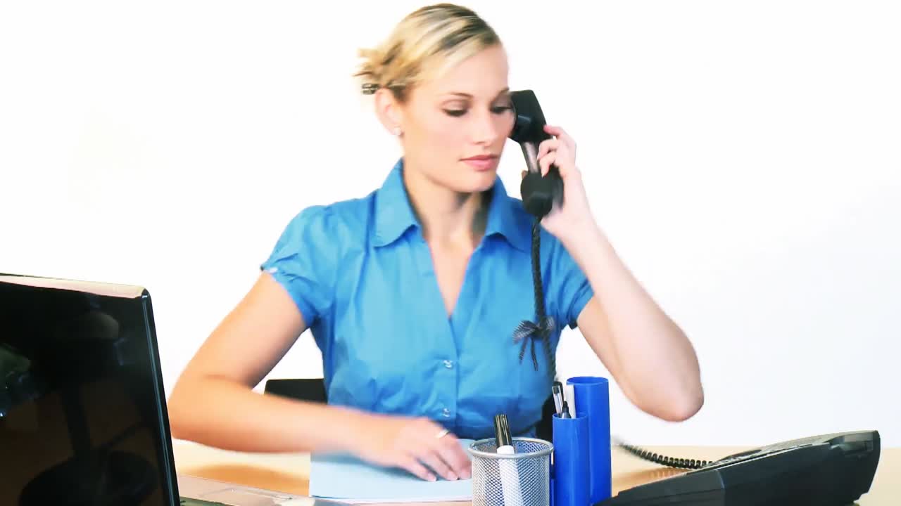 mujer de negocios trabajando en la oficina.