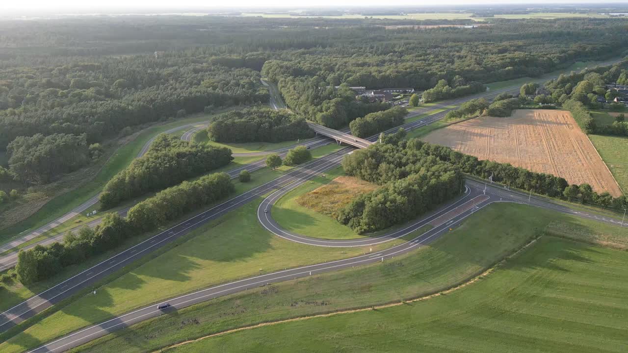 시골 지역의 고속도로 교차로의 공중 사진