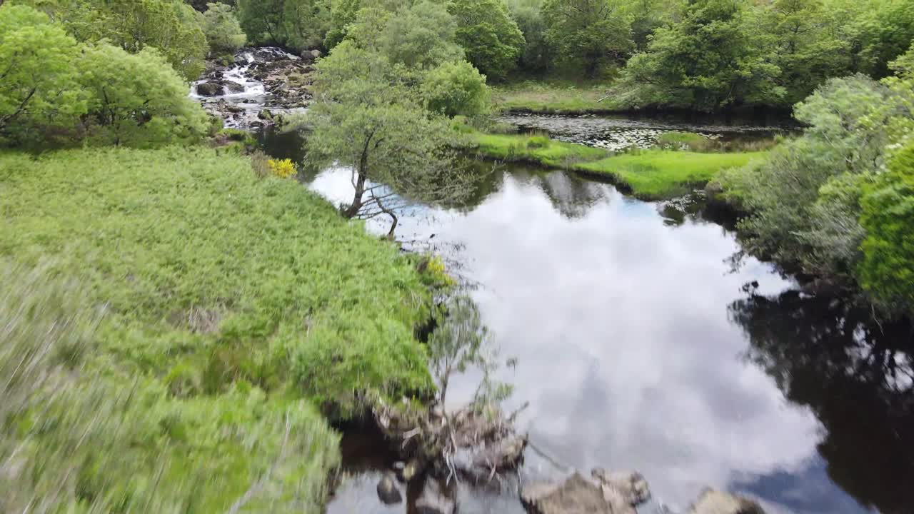 폭포와 검은 강 스트림의 근접 촬영 항공 영상