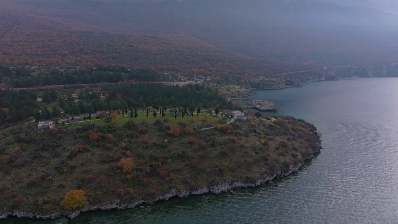 Makedonya, Ohri Gölü üzerindeki Kemikler Körfezi Müzesi'nin drone manzarası