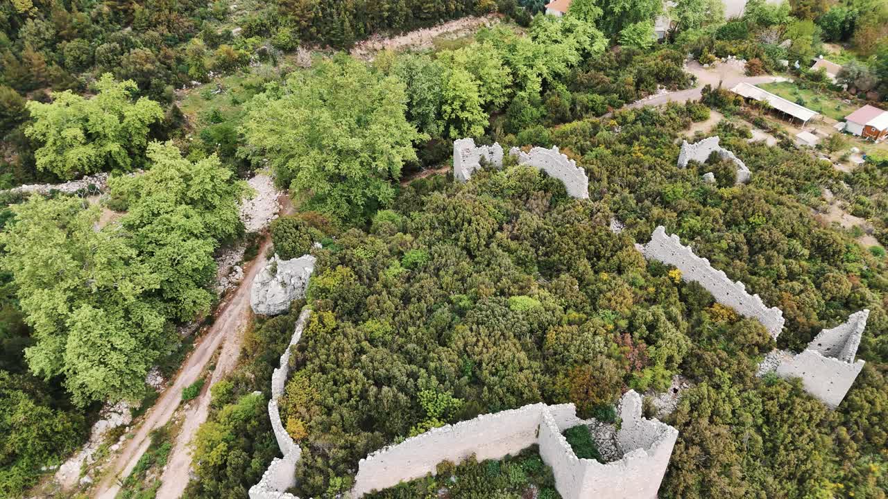 vista aérea de las ruinas del antiguo castillo romano de kadrema ubicado en el pueblo de gedelme y la cresta de la montaña en el fondo