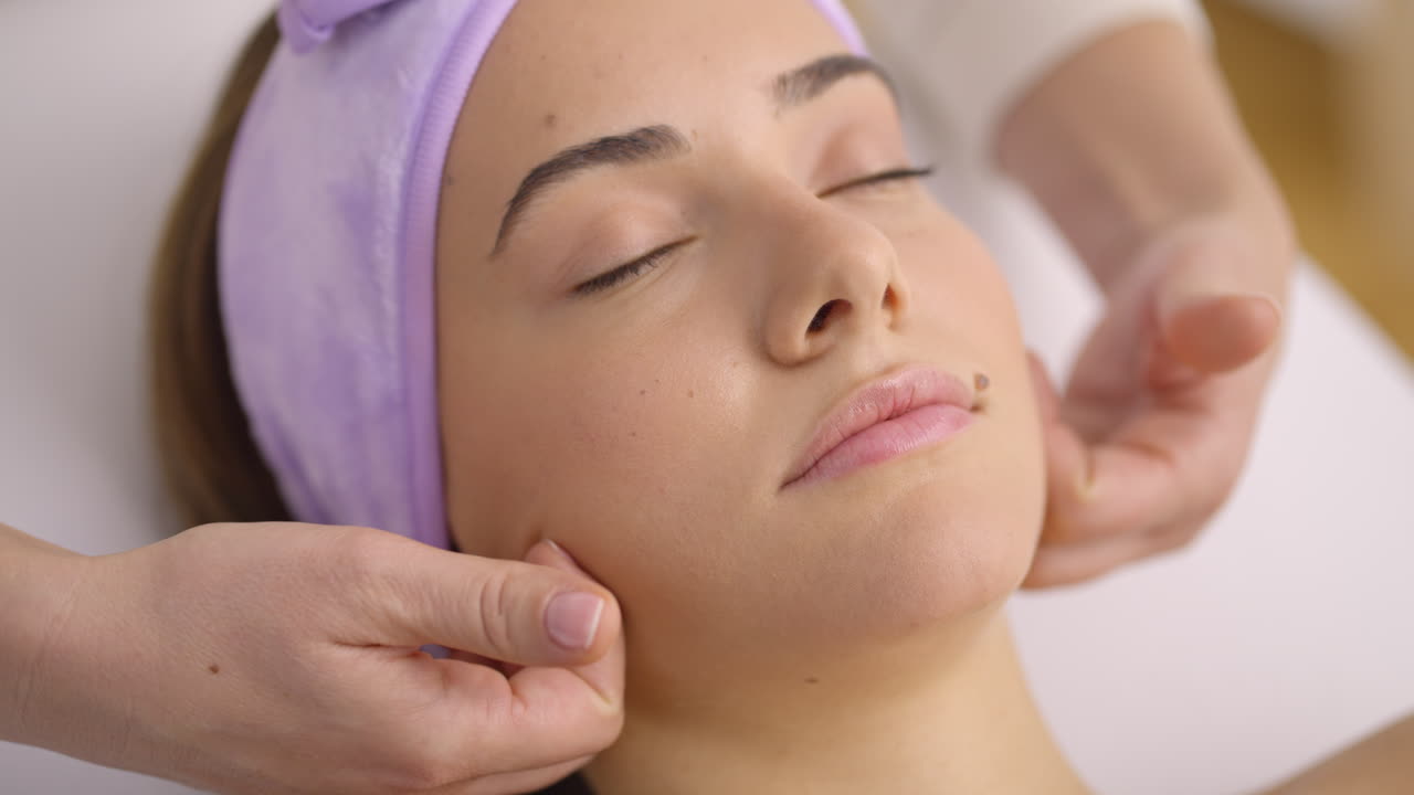 mujer recibiendo un masaje facial