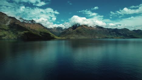 Vista-Aérea-De-Drones-De-Nueva-Zelanda-De-Las-Montañas-En-El-Lago-Wakatipu,-Glenorchy-2