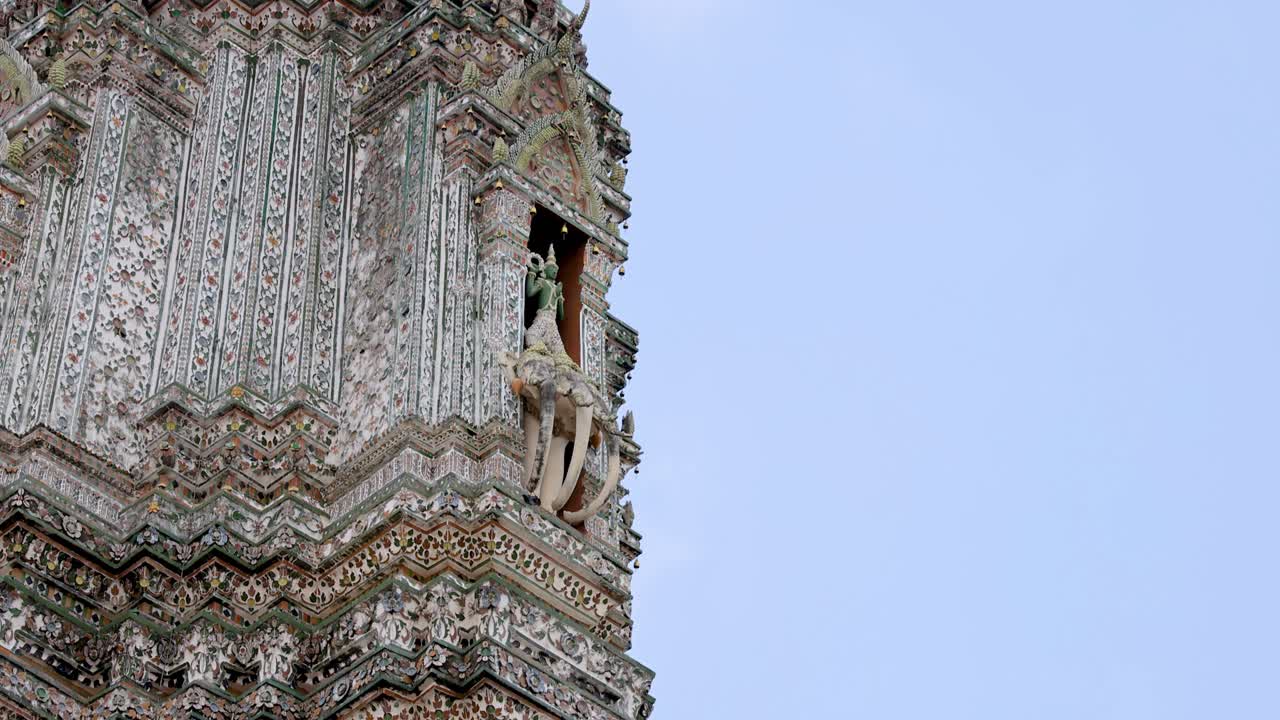 vistas de cerca de los intrincados mosaicos de wat arun