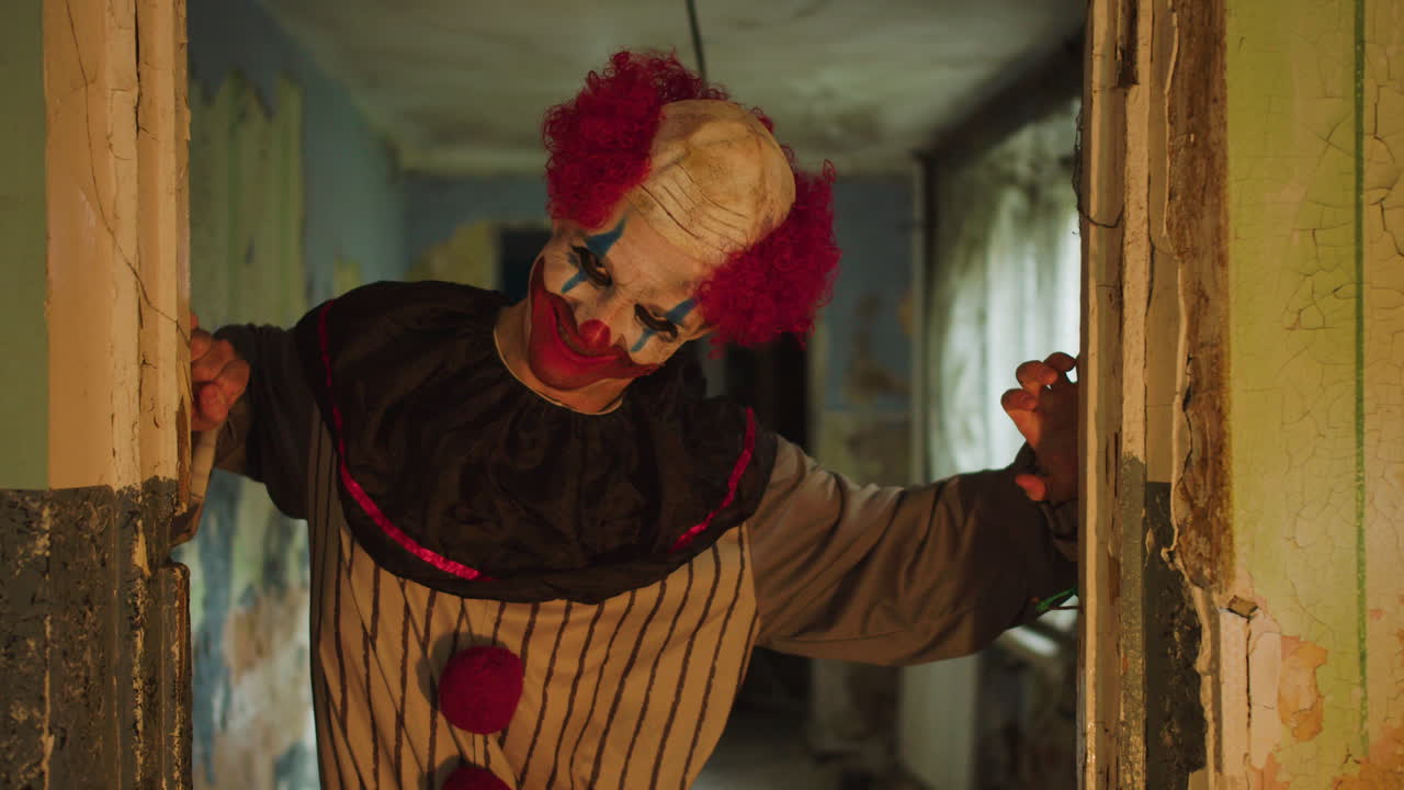 payaso aterrador en una casa abandonada