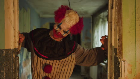 un clown effrayant dans une maison abandonnée.