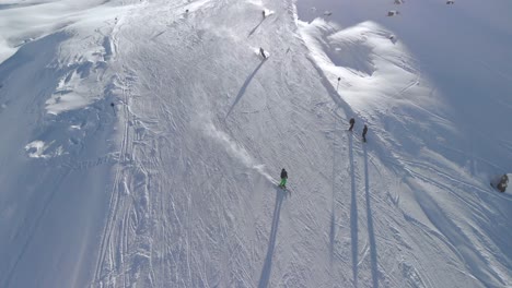 無人機拍攝滑雪者,在陽光充<unk>的阿爾卑斯山下雪坡滑雪 - - 傾斜,無人機拍攝