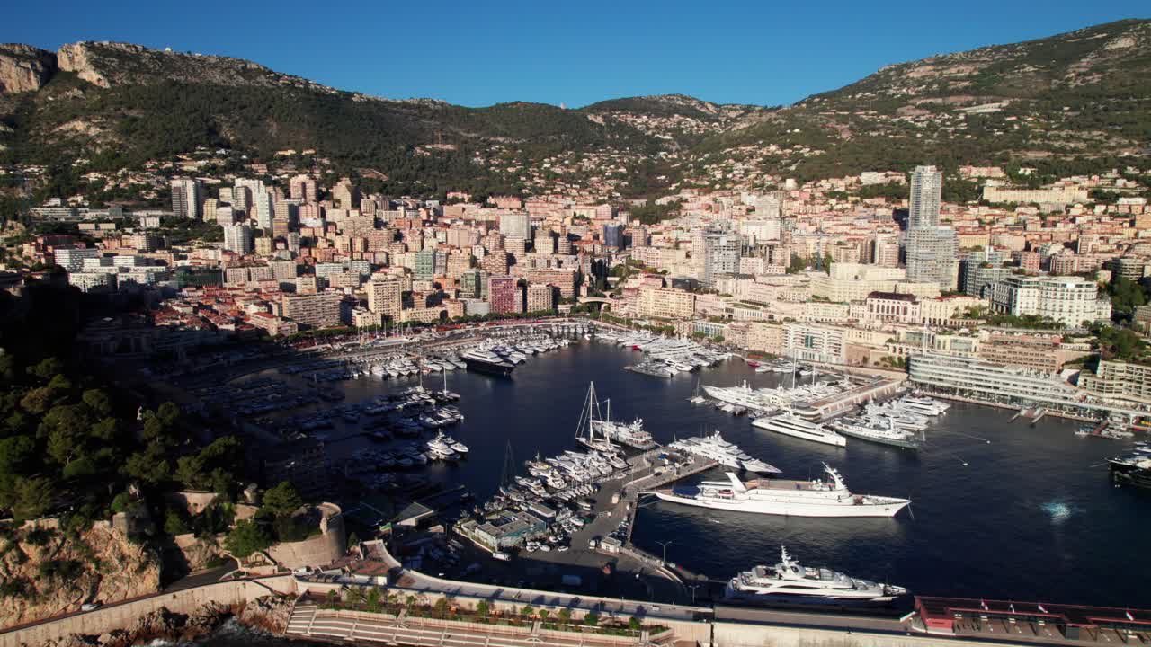 Port Hercule, porto interno di Monaco. Yacht sulla Riviera francese, video 4K