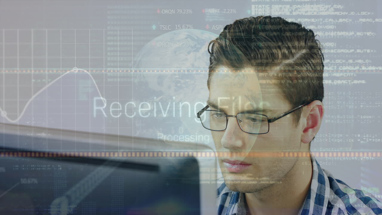 animación de textos, gráficos, tablero de negociación y globo sobre hombre caucásico trabajando en la computadora en la oficina.