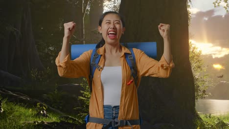 excursionista asiática con mochila de montañismo gritando meta celebrando el éxito mientras explora la naturaleza del bosque