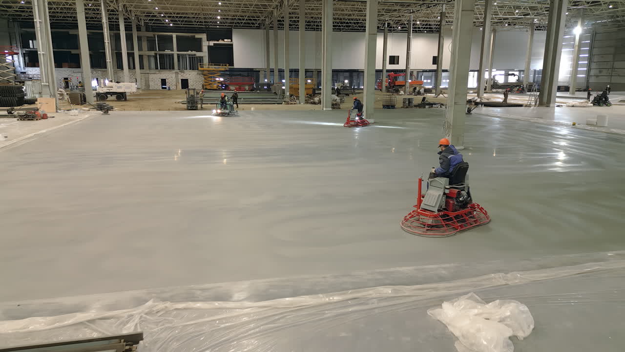 отлив и отделка бетонного пола в большом промышленном здании