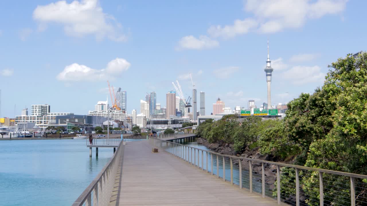 뉴질랜드 웨스트헤이븐에 있는 목조 다리에서 볼 수 있는 오클랜드 시내 풍경