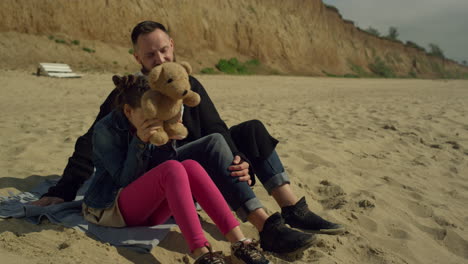 Vater-Kind-Genießt-Strandnatur.-Junge-Familie-Spielt-Spielzeug-Auf-Dem-Sand-Am-Meeresufer.