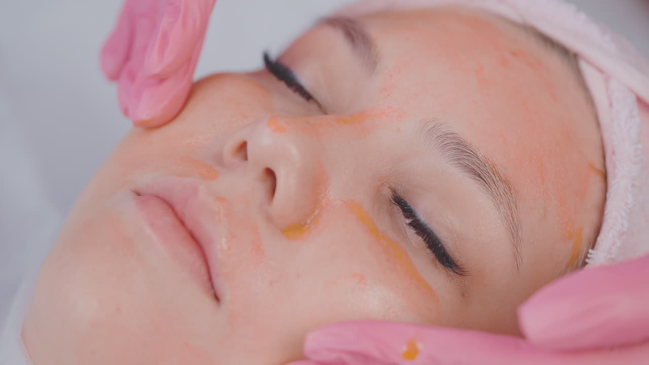 Trattamento del viso con la maschera
