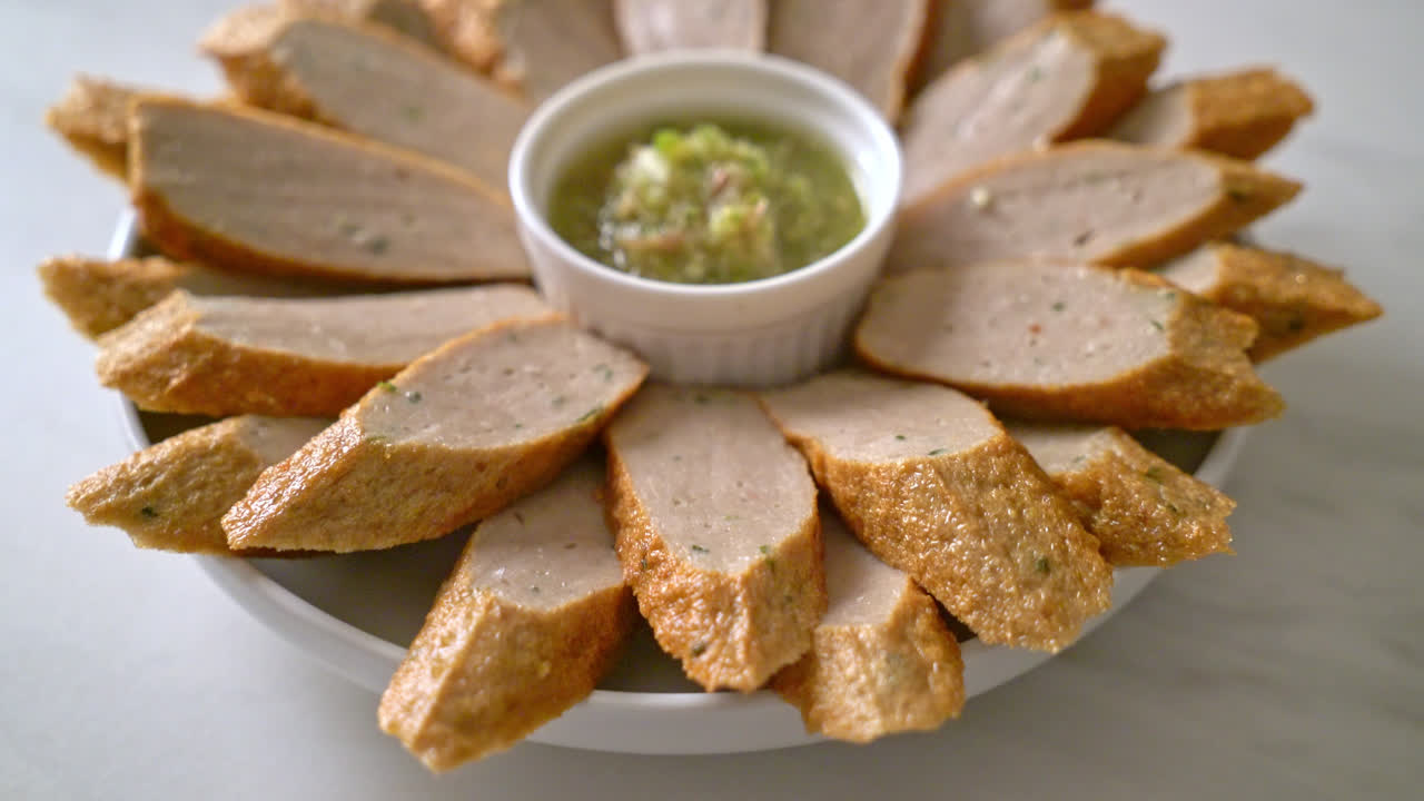 매운 해산물 디핑 소스를 곁들인 튀긴 중국식 생선 케이크 또는 생선 볼 라인