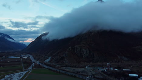 Kreisende-Luftbewegung-Mit-Blick-Auf-Die-Straßen-Und-Die-Stadt-Im-Alpental-In-Der-Nähe-Von-Martigny