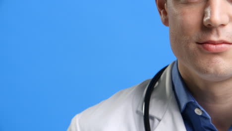 fotografía de estudio de un médico con una bata blanca