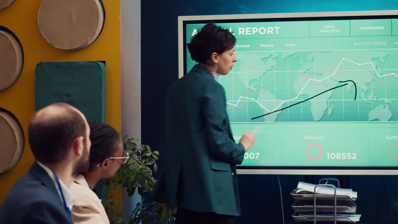 기업 브리핑에서 연간 인포그래픽 보고서를 검토하는 비즈니스 계열사