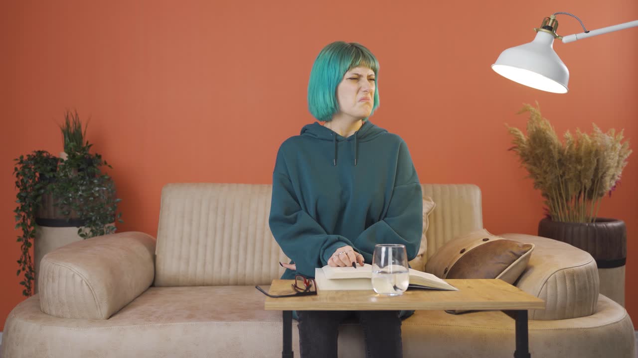 나쁜  ⁇ 새를 맡는 젊은 여성은 혼란스럽고 혐오스럽습니다.