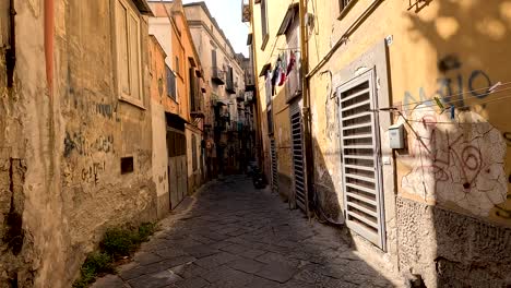 un callejón estrecho con edificios coloridos