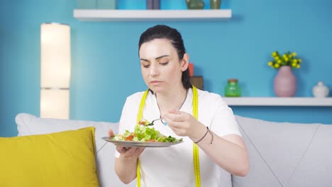 Una-Persona-Que-Come-Muy-Rápido.-Dieta-Dañina-Y-Poco-Saludable.