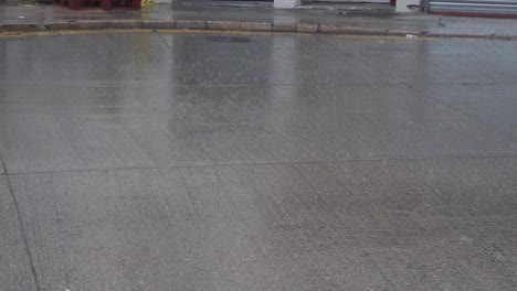 fuertes vientos y condiciones de lluvia durante una severa señal de tormenta de tifón tropical t8, que sostuvo vientos de 63 millas y dañó la ciudad de hong kong