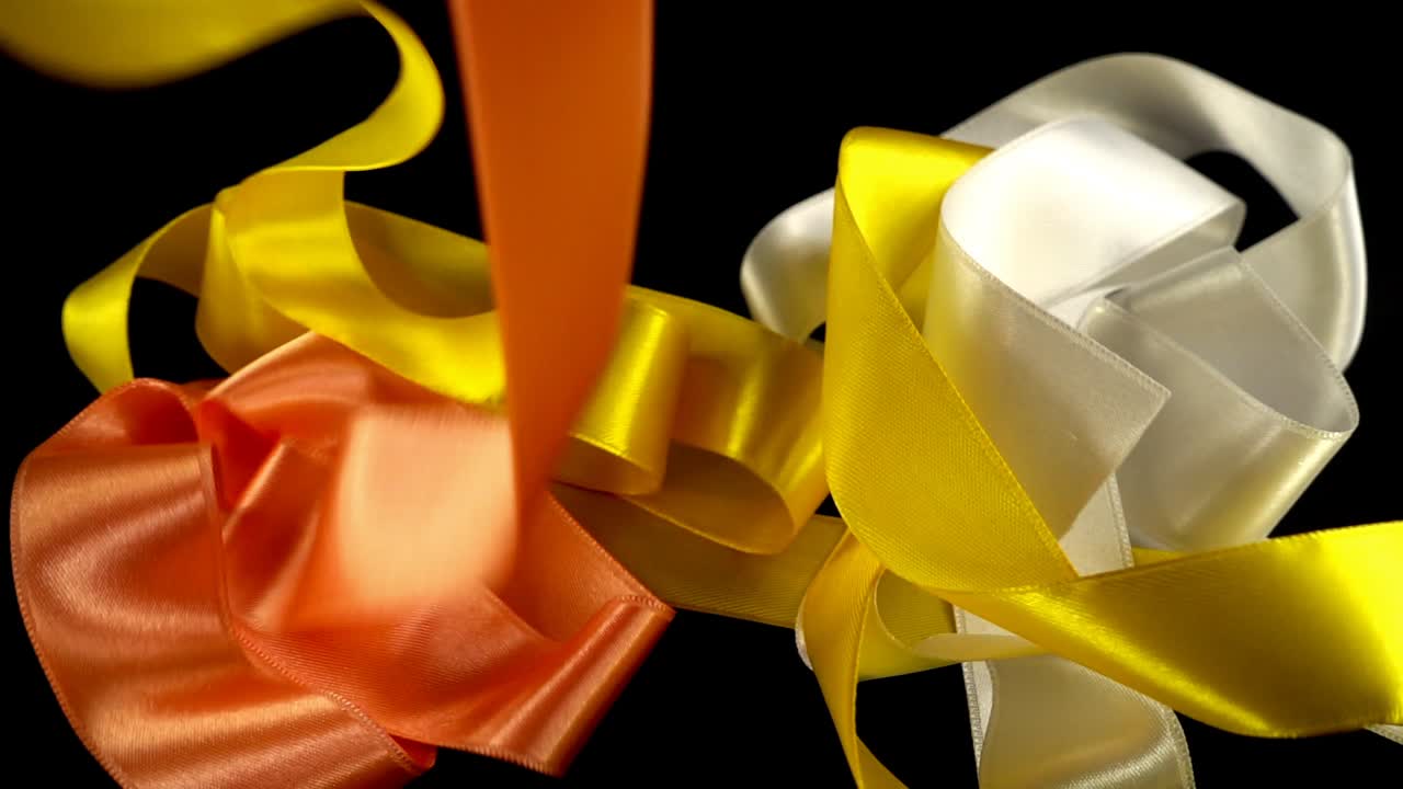Satijnen lint op een zwarte achtergrond. Slowmotion