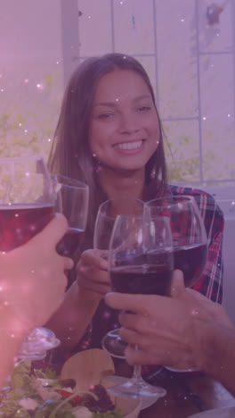 animación de luces sobre felices amigos caucásicos masculinos y femeninos brindando con vino