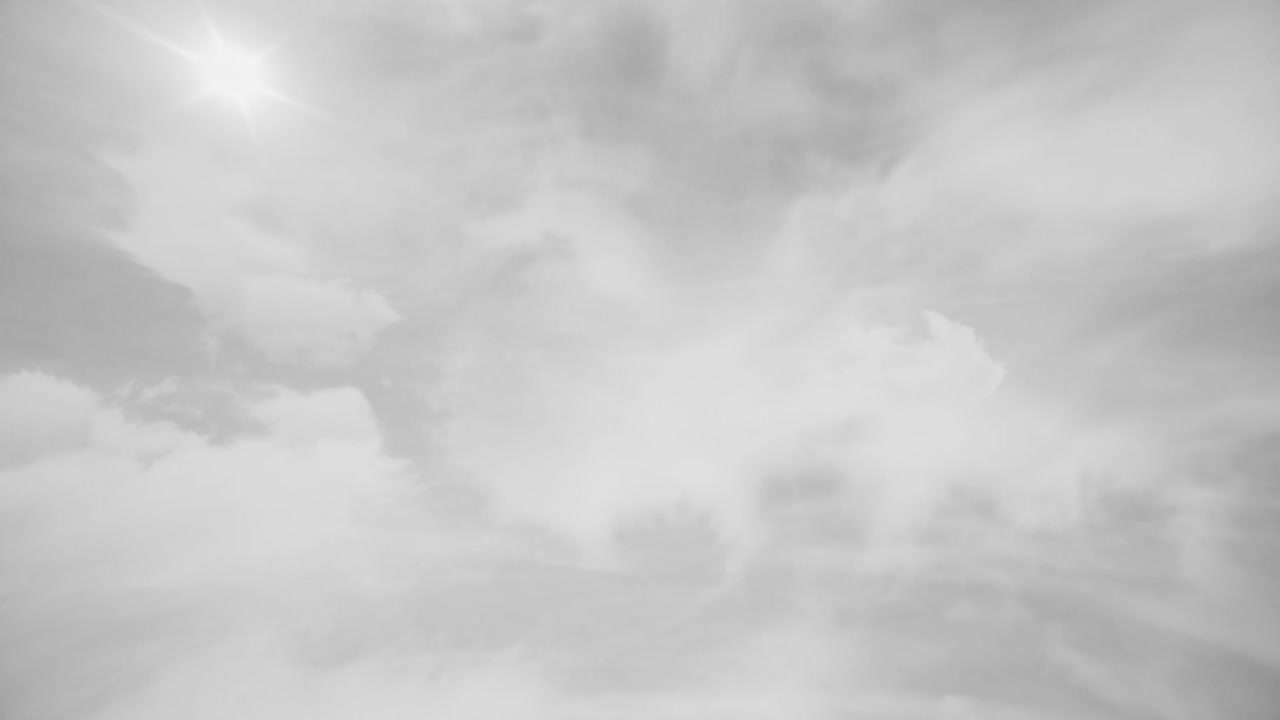 céu cinzento e nublado