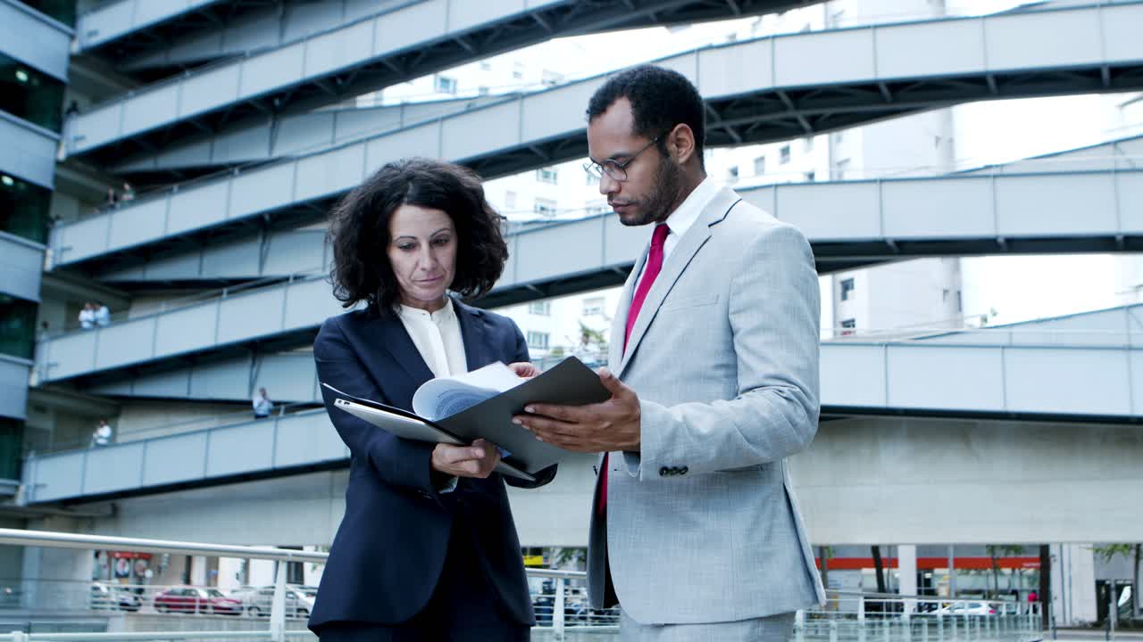 colegas de negocios serios mirando los papeles