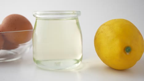 Gelbe-Zitrone,-Ei-Und-Öl-Auf-Dem-Tisch,